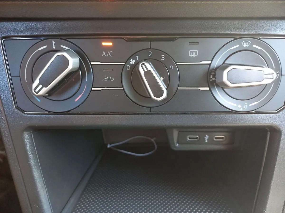 Volkswagen Polo 1.0 Comfortline 4x2 At6 5p año 2024
