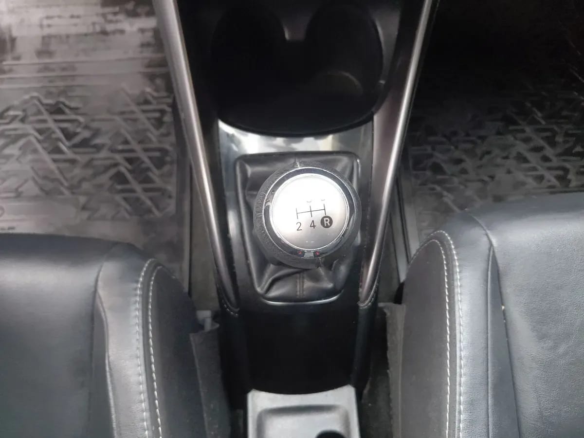 Toyota Yaris 1.5 Sport 4x2 Hb Mt 5p año 2024