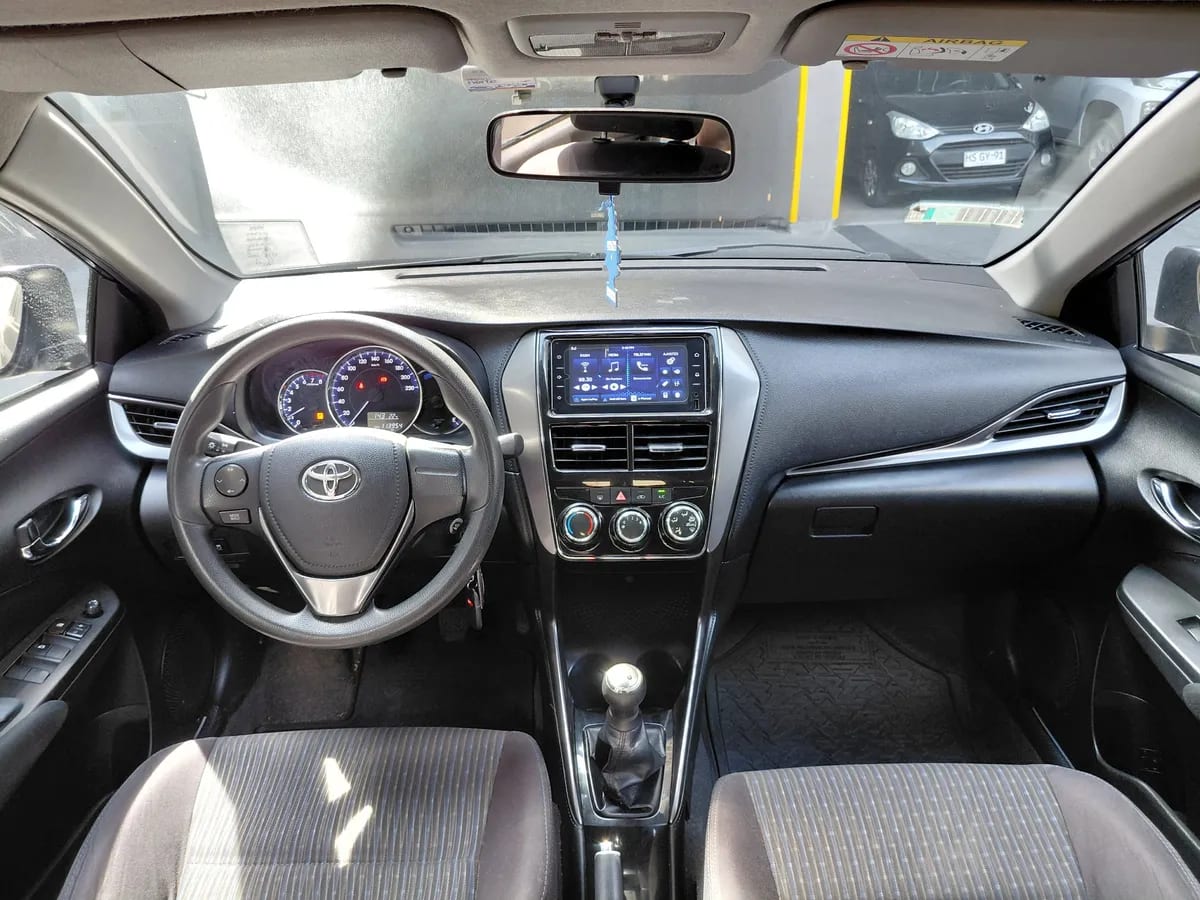 TOYOTA YARIS 1.5 Sedan Gli E Mt año 2022