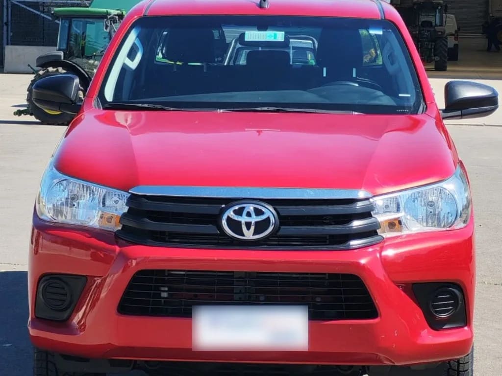 Toyota Hilux Dcab Mt 4x2 2.4 año 2023