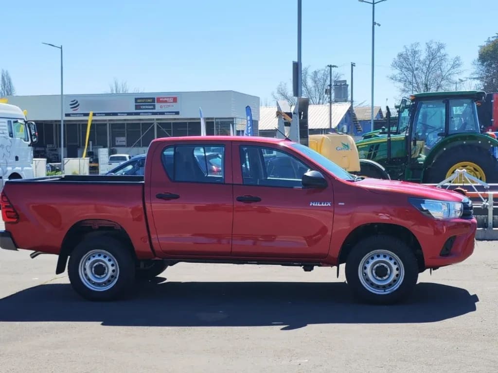 Toyota Hilux Dcab Mt 4x2 2.4 año 2023