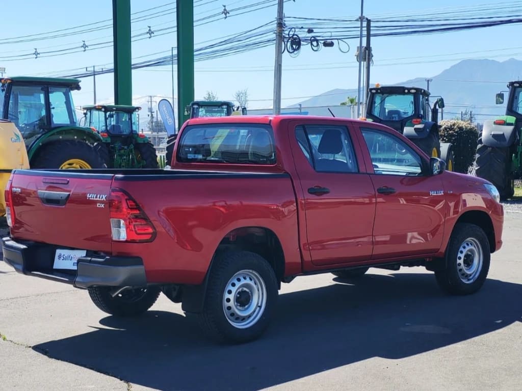 Toyota Hilux Dcab Mt 4x2 2.4 año 2023