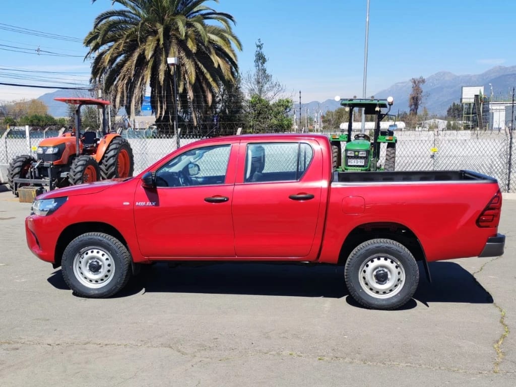 Toyota Hilux Dcab Mt 4x2 2.4 año 2023