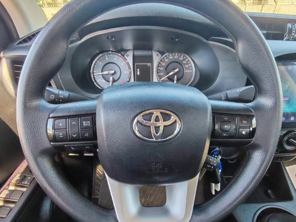 Toyota Hilux Dcab Mt 4x2 2.4 año 2023