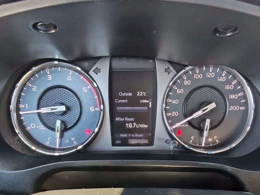 Toyota Hilux Dcab Mt 4x2 2.4 año 2023