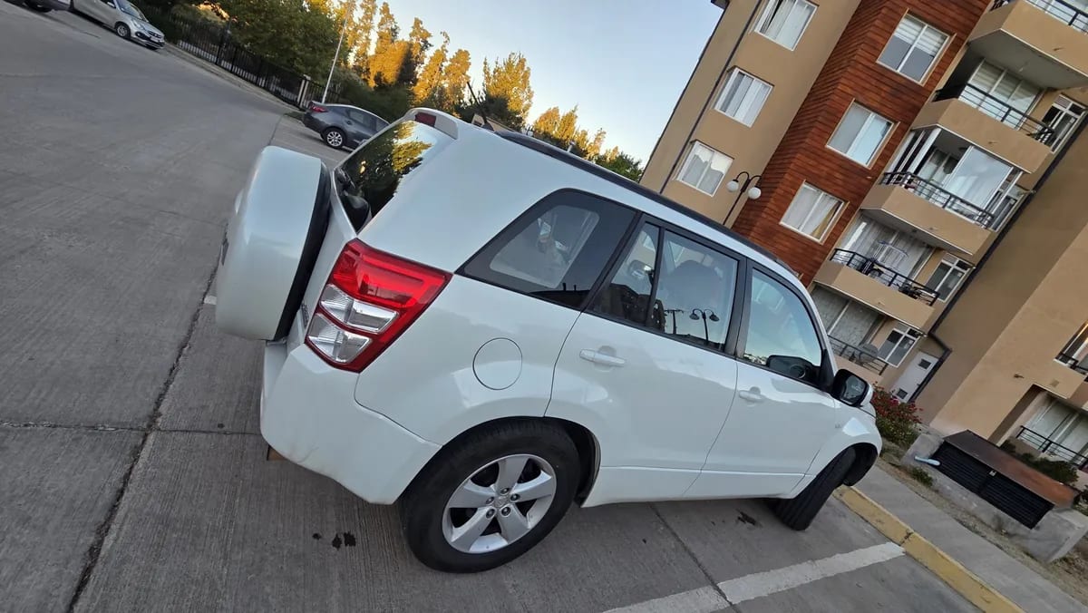 SUZUKI GRAND NOMADE 2.4 Glx Sport A18 At 4x4 año 2012