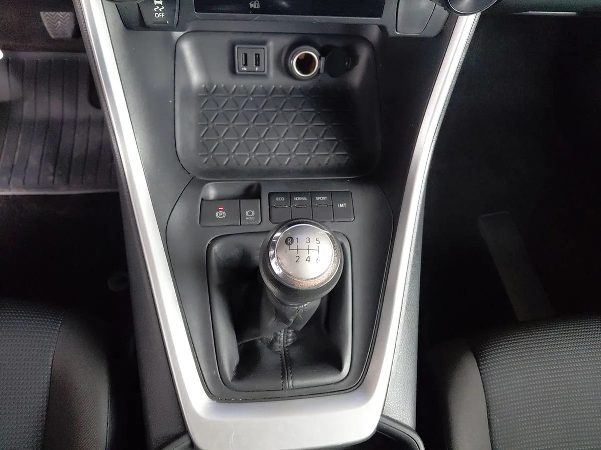 Toyota Rav 4 2.0 Le 4x2 Mt 5p año 2023