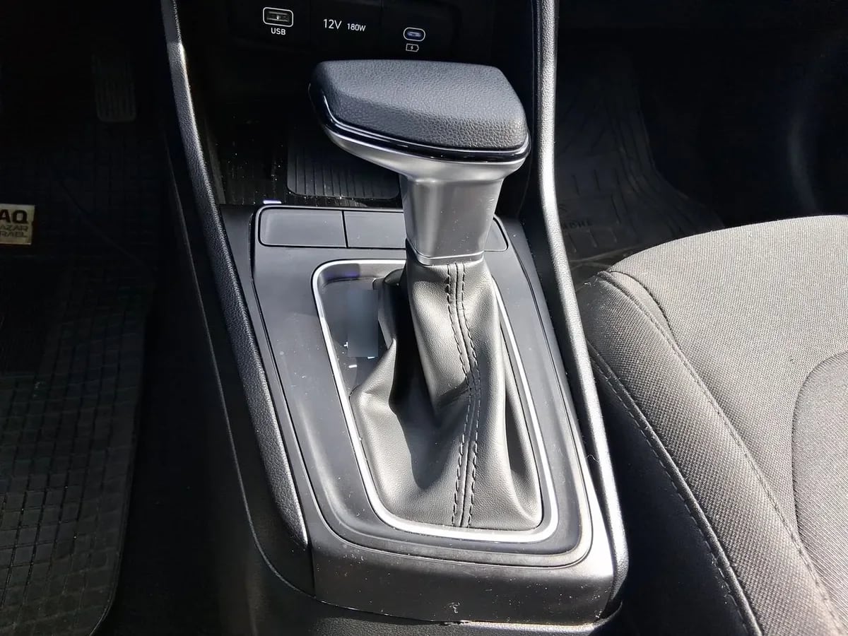Hyundai Accent 1.5 Plus 4x2 At 4p año 2025