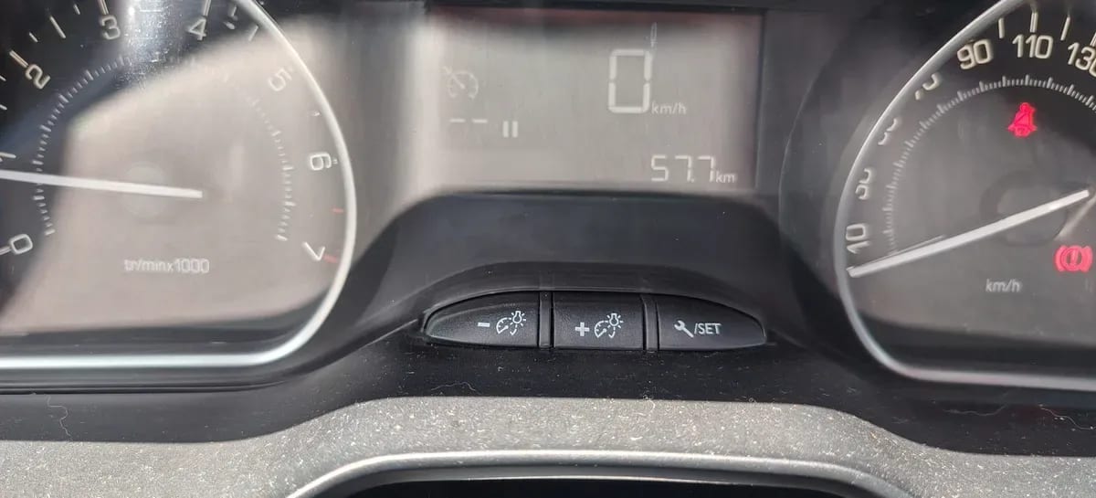 PEUGEOT 208 1.2 Signature+ 1.2 Puretech 110 At año 2020