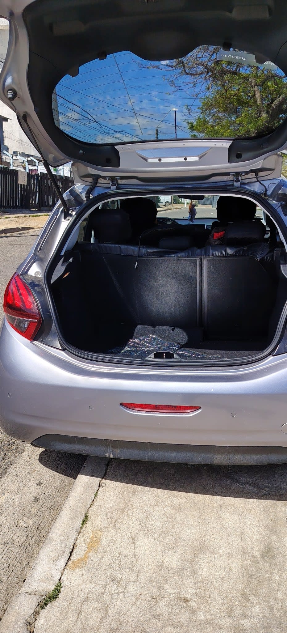 PEUGEOT 208 1.2 Signature+ 1.2 Puretech 110 At año 2020