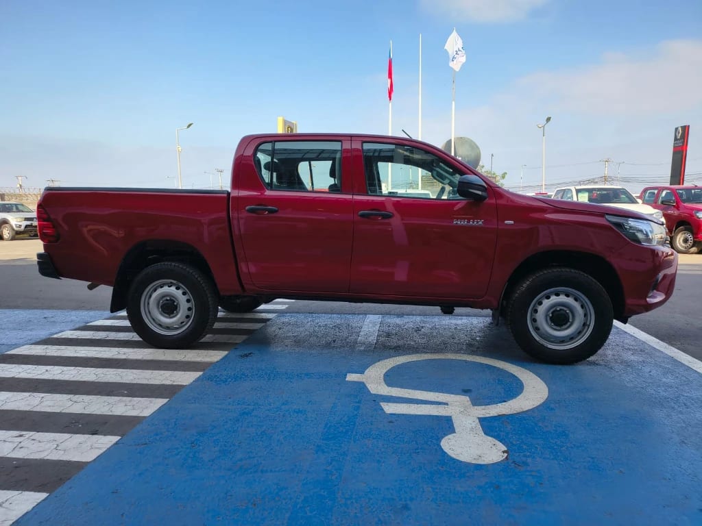 Toyota Hilux Dx Tss 4x2 Mt año 2023