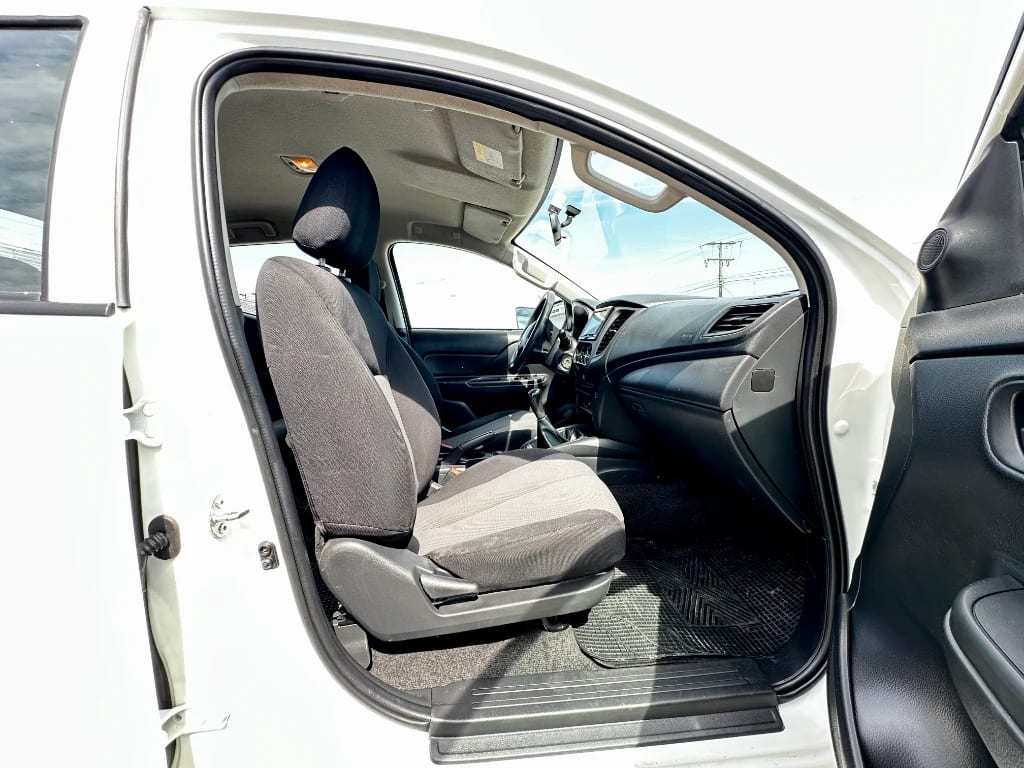 Mitsubishi L200 L200 4x2 Katana D/c 2.4 Td Mt Cr año 2023