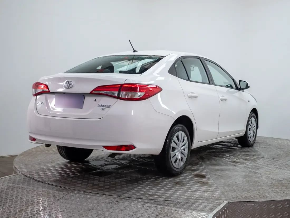 Toyota Yaris 1.5 Sedan Gli E Mt año 2022