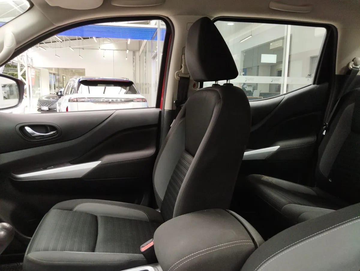 Nissan Navara 2.3d Xe Diesel 4x2 Dob.cab. Mt 4p año 2024