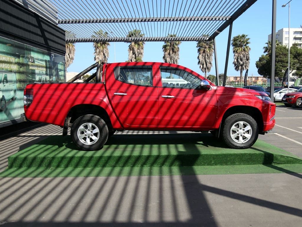 Mitsubishi L200 2.4 Katana Crt Diesel Dob. Cab. 4x4 Mt 4p año 2023
