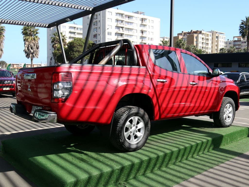 Mitsubishi L200 2.4 Katana Crt Diesel Dob. Cab. 4x4 Mt 4p año 2023