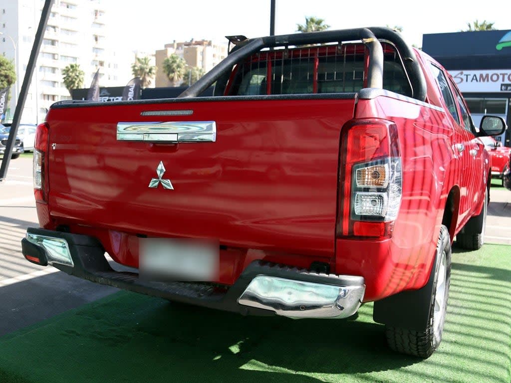 Mitsubishi L200 2.4 Katana Crt Diesel Dob. Cab. 4x4 Mt 4p año 2023