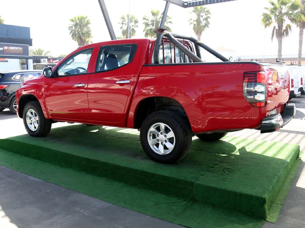 Mitsubishi L200 2.4 Katana Crt Diesel Dob. Cab. 4x4 Mt 4p año 2023