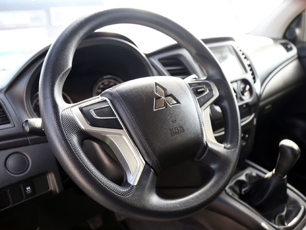 Mitsubishi L200 2.4 Katana Crt Diesel Dob. Cab. 4x4 Mt 4p año 2023