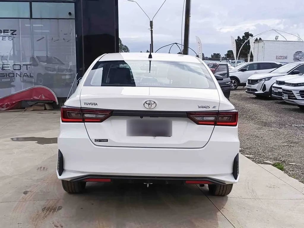 Toyota Yaris 1.5 E 4x2 Sdn Mt 4p año 2026