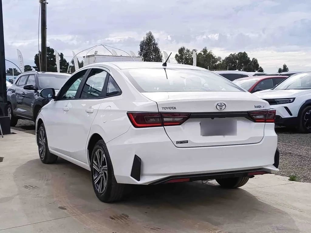 Toyota Yaris 1.5 E 4x2 Sdn Mt 4p año 2026