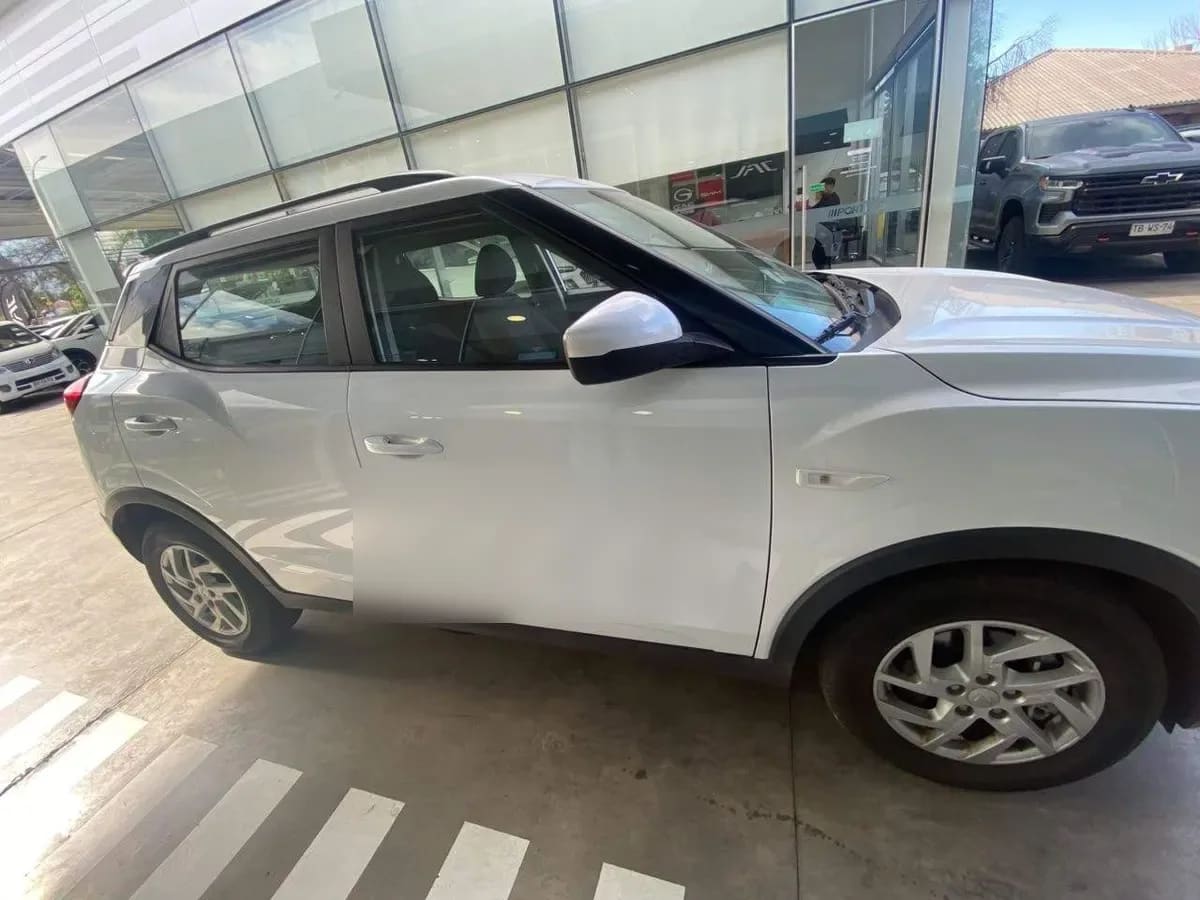 Mahindra Xuv 300 1.2t Comfort 4x2 Mt 5p año 2025