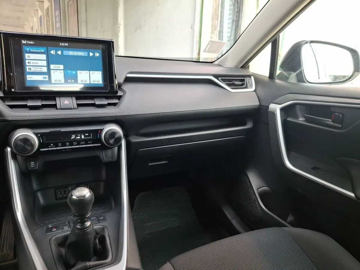 Toyota Rav 4 2.0 Le 4x2 Mt 5p año 2022