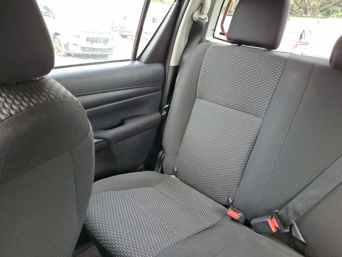 Toyota Hilux 2.4 Dx Diesel 4x2 Dob. Cab. Mt 4p año 2023