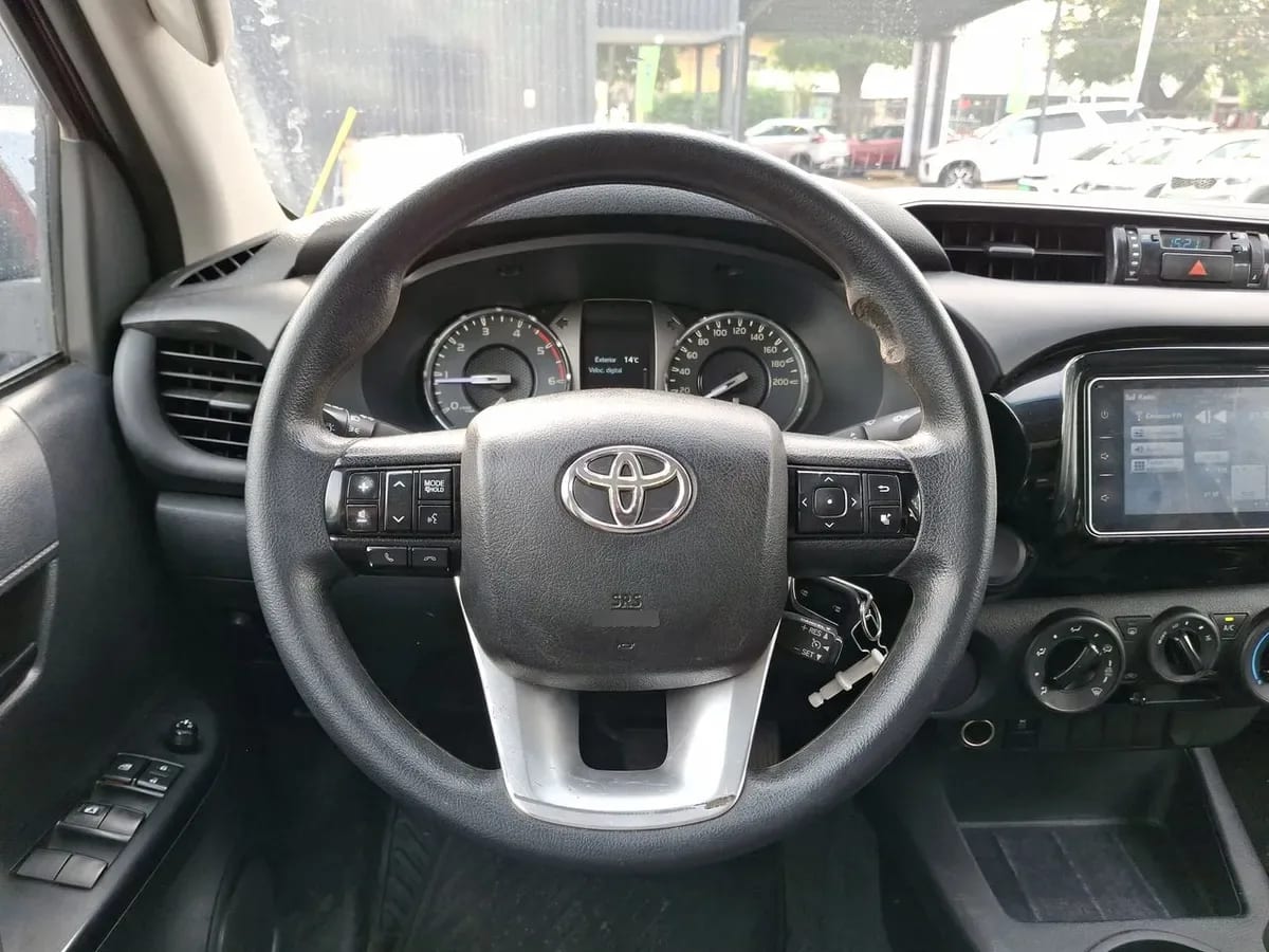 Toyota Hilux 2.4 Dx Diesel 4x2 Dob. Cab. Mt 4p año 2023