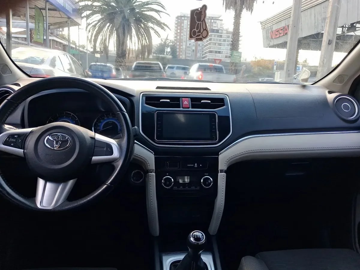 Toyota Rush 1.5 Xli 4x2 Mt 5p año 2022