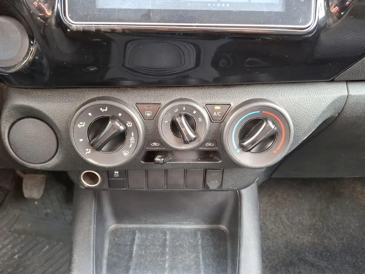 Toyota Hilux 2.4 Dx Diesel 4x2 Dob. Cab. Mt 4p año 2023