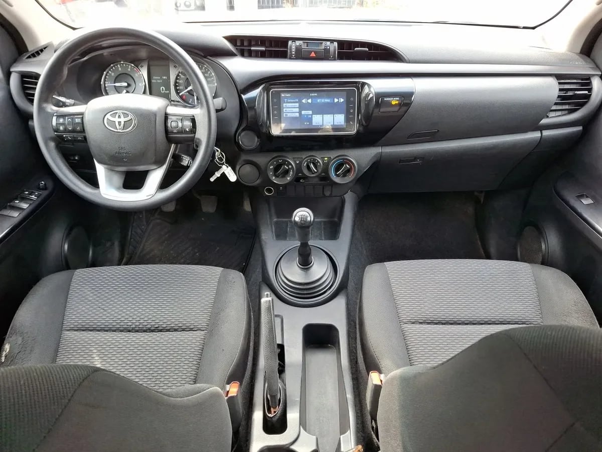 Toyota Hilux 2.4 Dx Diesel 4x2 Dob. Cab. Mt 4p año 2023