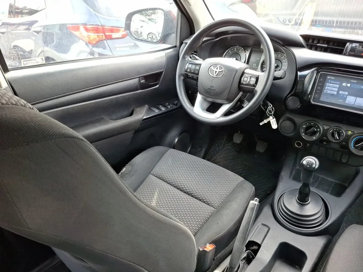 Toyota Hilux 2.4 Dx Diesel 4x2 Dob. Cab. Mt 4p año 2023