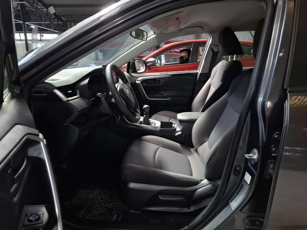 Toyota Rav4 2.0 Le Mt año 2024