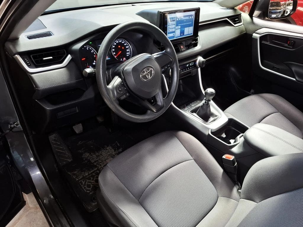 Toyota Rav4 2.0 Le Mt año 2024