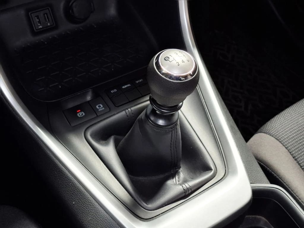 Toyota Rav4 2.0 Le Mt año 2024