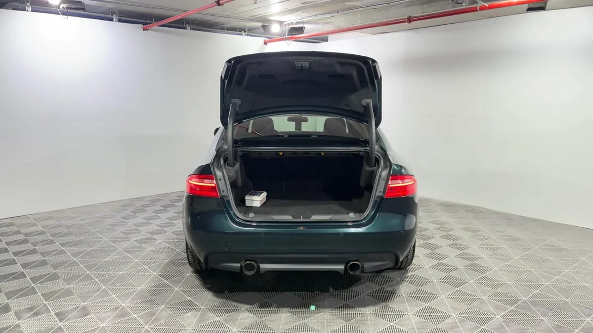 Jaguar Xe 2.0 R-Sport At año 2017