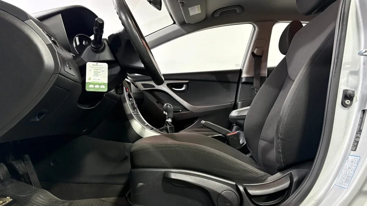 Hyundai Elantra 1.6 Md Gls Ac 2ab Mt año 2016