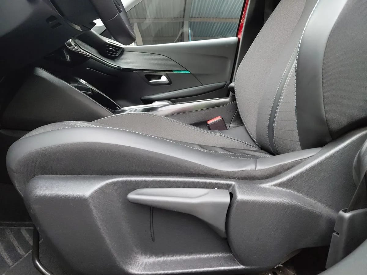 Peugeot 208 1.2 Puretech Allure Pack 130 4x2 Eat8 5p año 2024