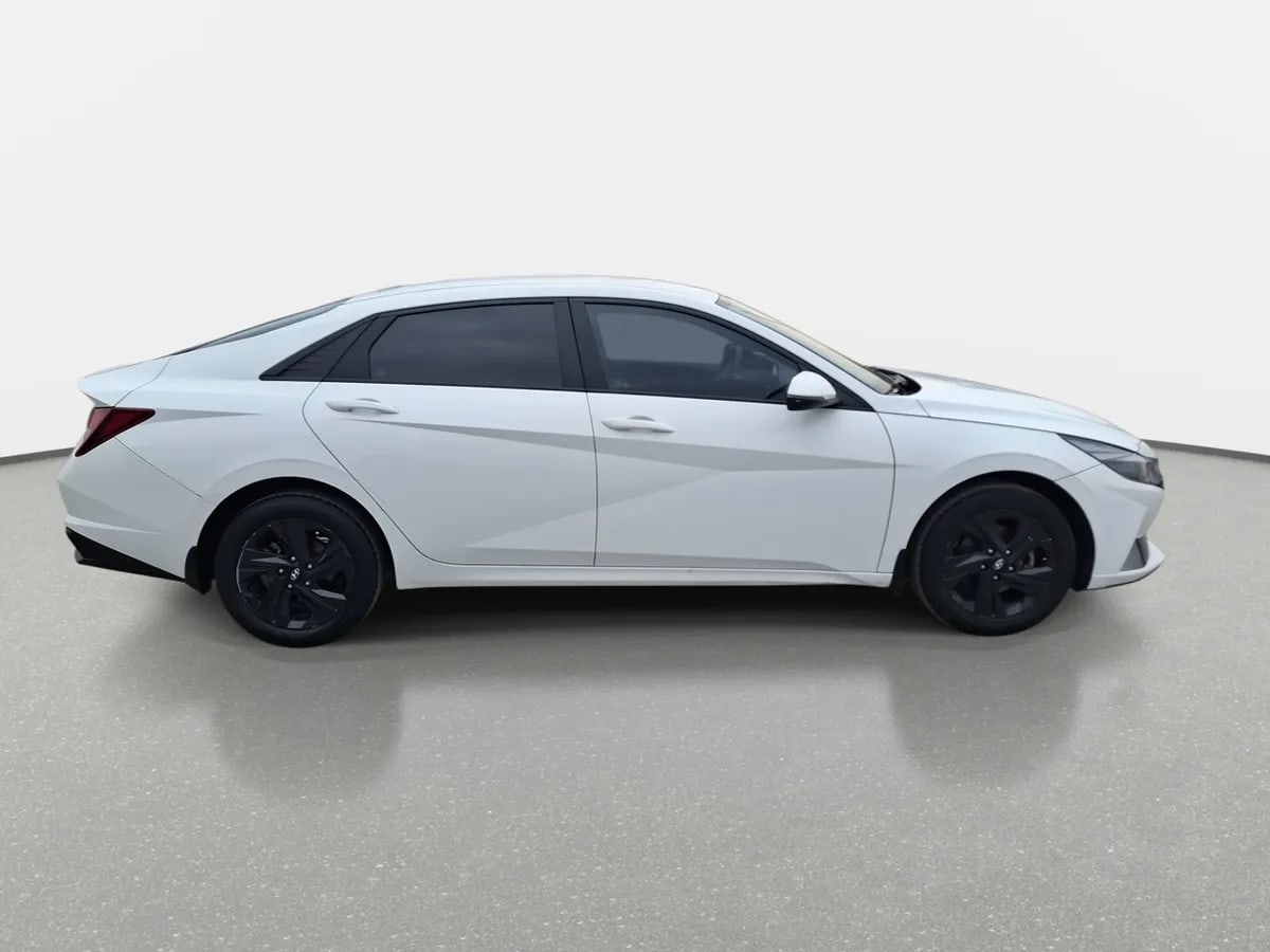 Hyundai Elantra 1.6 Cn7 Plus 4x2 Mt 4p año 2022