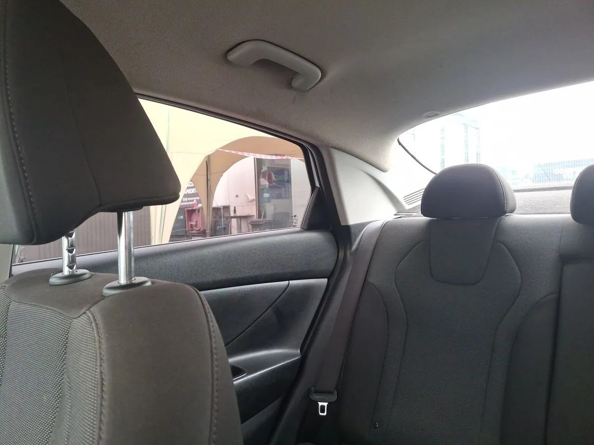 Hyundai Elantra 1.6 Cn7 Plus 4x2 Mt 4p año 2022
