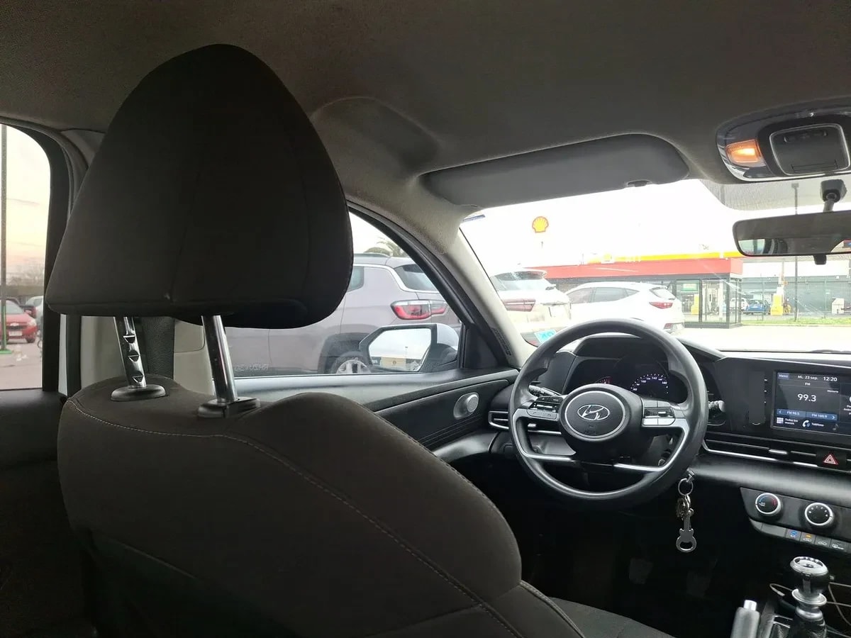 Hyundai Elantra 1.6 Cn7 Plus 4x2 Mt 4p año 2022