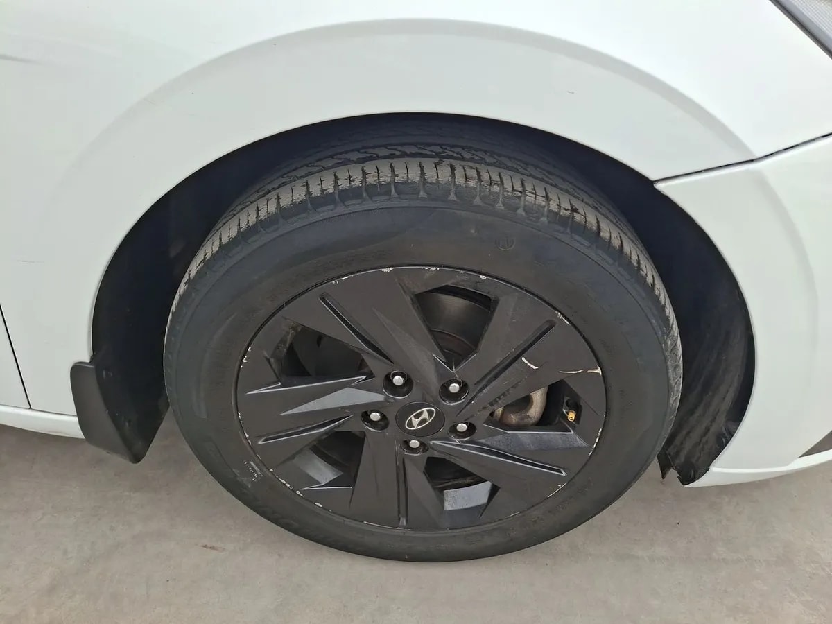 Hyundai Elantra 1.6 Cn7 Plus 4x2 Mt 4p año 2022