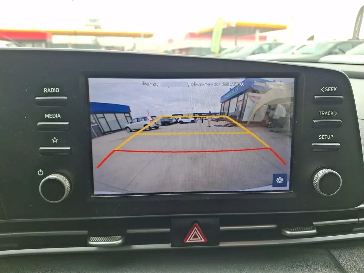Hyundai Elantra 1.6 Cn7 Plus 4x2 Mt 4p año 2022