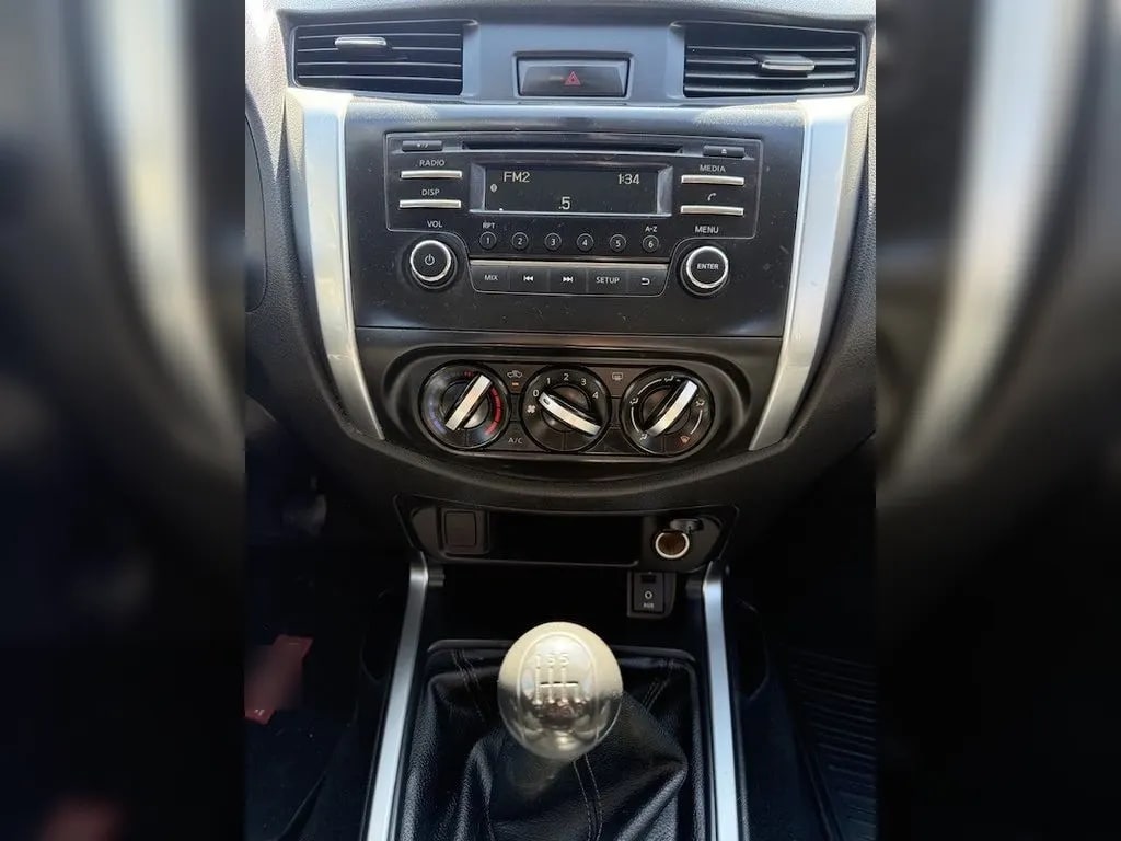 Nissan Navara 2.3d Se Diesel 4x2 Dob.cab. Mt 4p año 2021