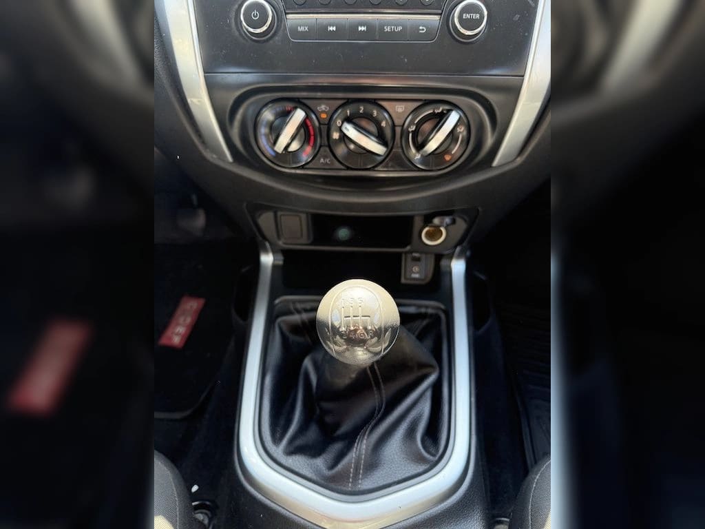 Nissan Navara 2.3d Se Diesel 4x2 Dob.cab. Mt 4p año 2021