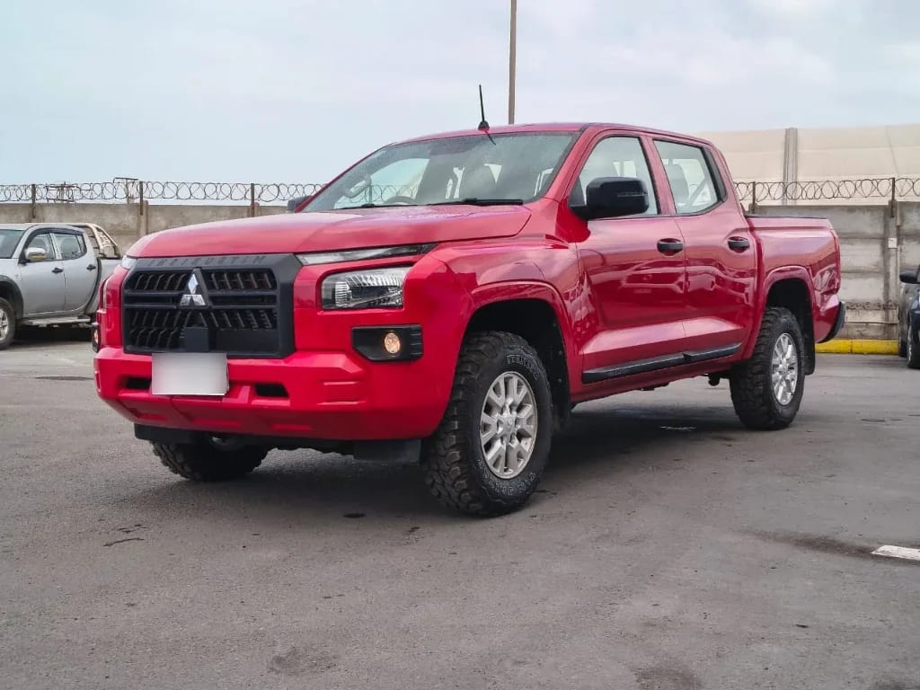 Mitsubishi L200 Katana D/c 2.4 Tdi Mt Xrt 4x4 año 2024