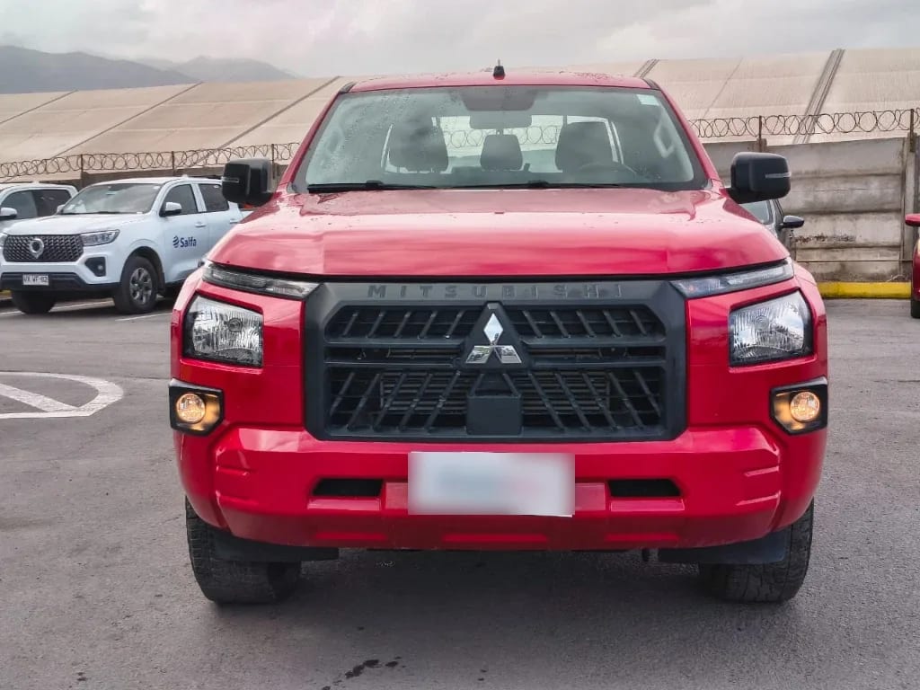 Mitsubishi L200 Katana D/c 2.4 Tdi Mt Xrt 4x4 año 2024