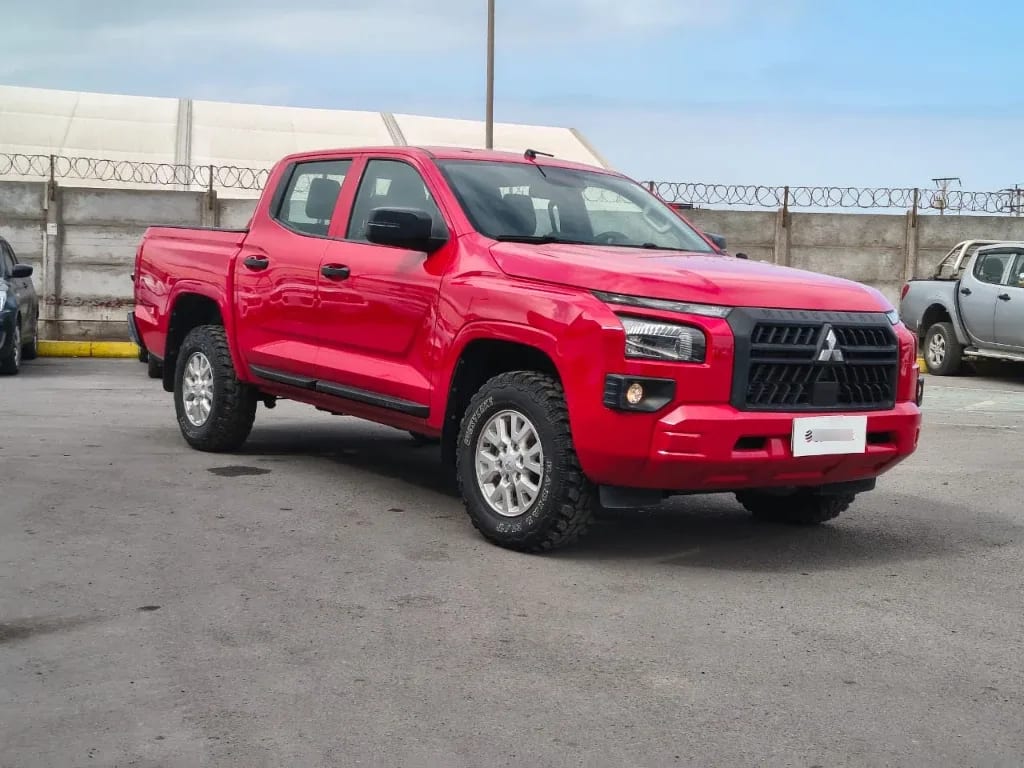Mitsubishi L200 Katana D/c 2.4 Tdi Mt Xrt 4x4 año 2024