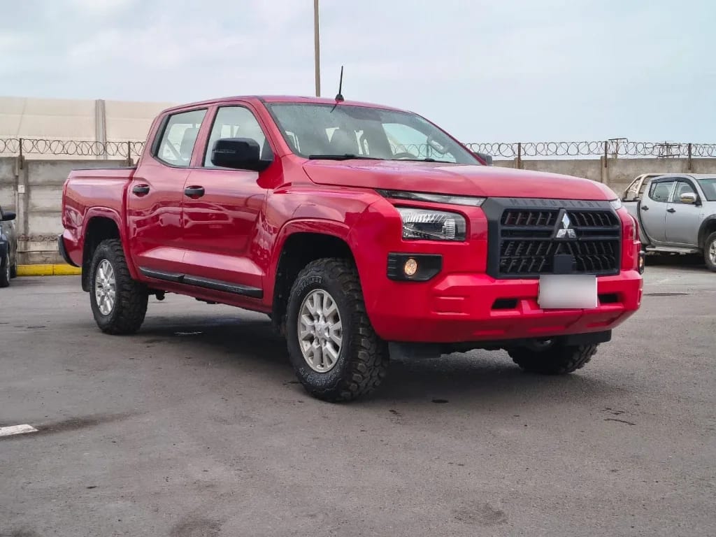 Mitsubishi L200 Katana D/c 2.4 Tdi Mt Xrt 4x4 año 2024
